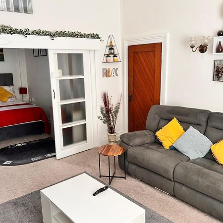 Victoria House - Self Catering Quiet Guesthouse - Adult Singles And Couples Only Блэкпул Экстерьер фото