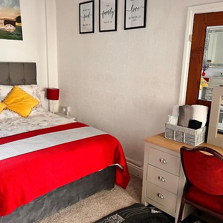 Victoria House - Self Catering Quiet Guesthouse - Adult Singles And Couples Only Блэкпул Экстерьер фото