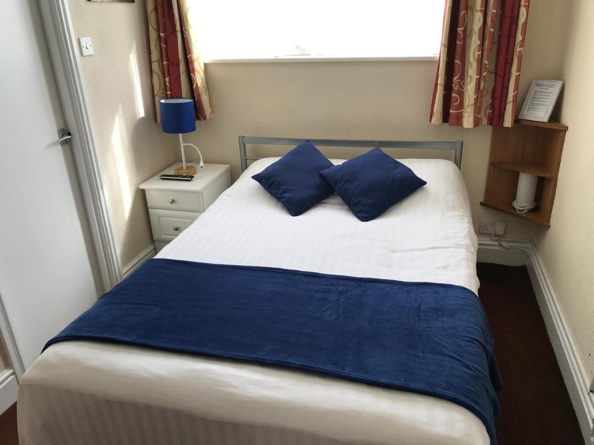 Victoria House - Self Catering Quiet Guesthouse - Adult Singles And Couples Only Блэкпул Экстерьер фото
