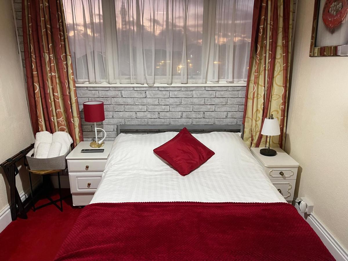 Victoria House - Self Catering Quiet Guesthouse - Adult Singles And Couples Only Блэкпул Экстерьер фото