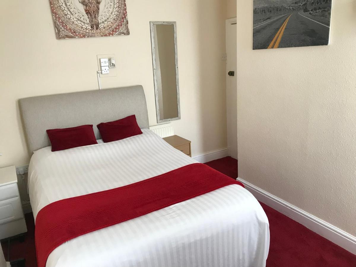 Victoria House - Self Catering Quiet Guesthouse - Adult Singles And Couples Only Блэкпул Экстерьер фото