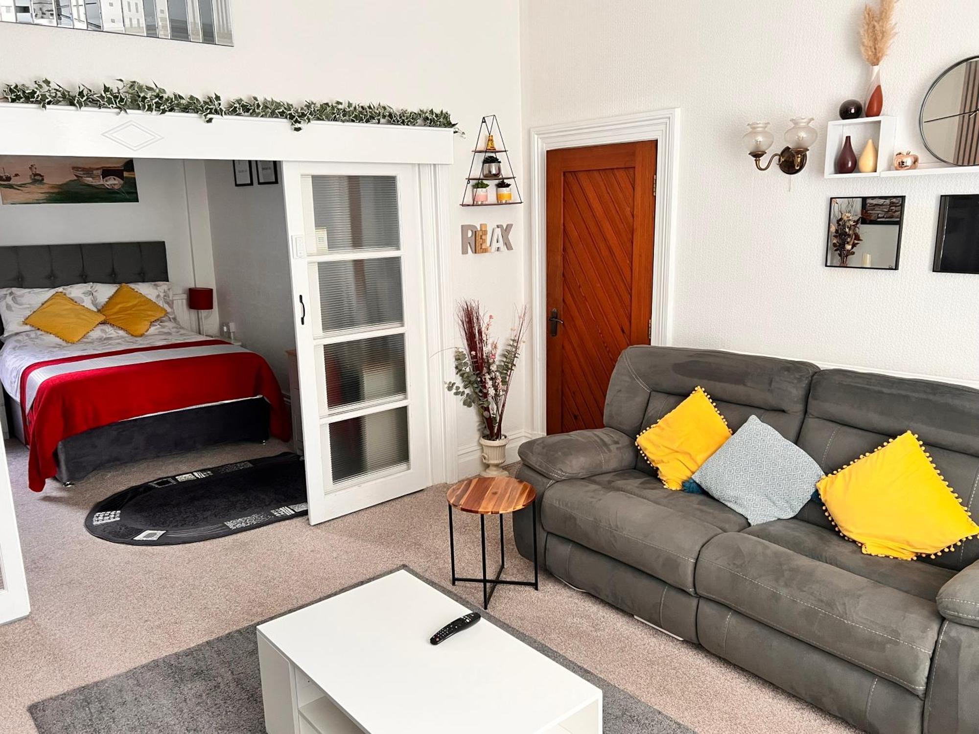Victoria House - Self Catering Quiet Guesthouse - Adult Singles And Couples Only Блэкпул Экстерьер фото