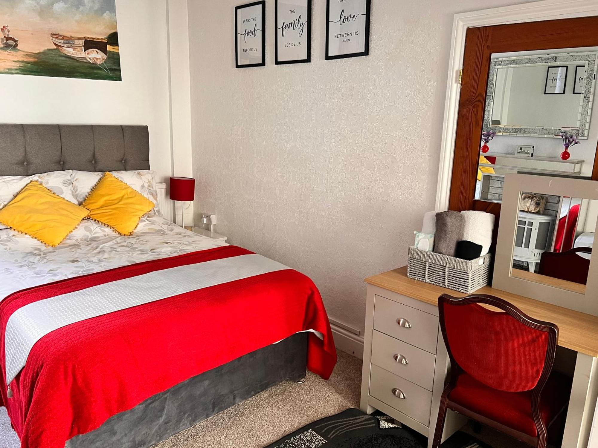 Victoria House - Self Catering Quiet Guesthouse - Adult Singles And Couples Only Блэкпул Экстерьер фото