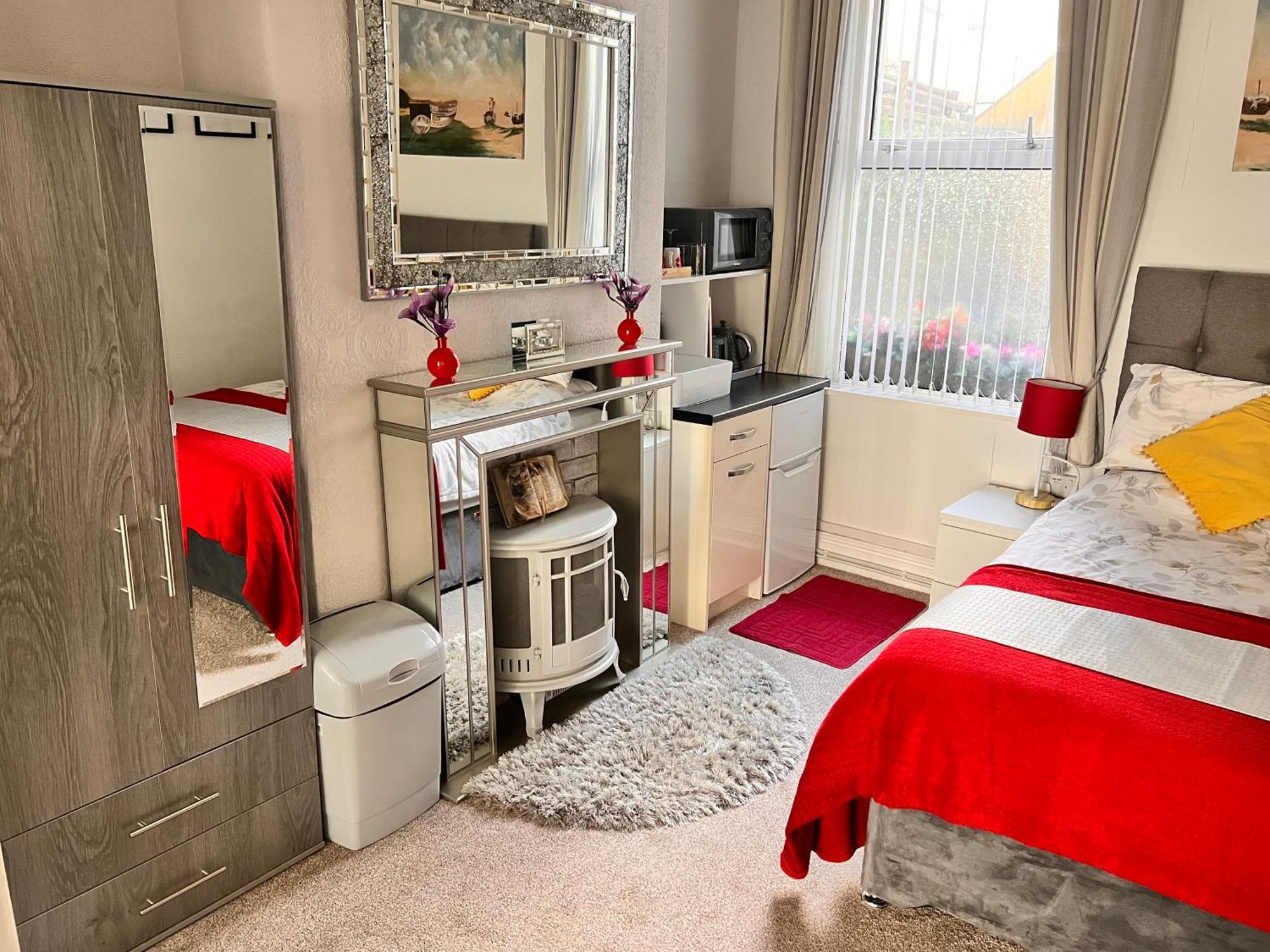 Victoria House - Self Catering Quiet Guesthouse - Adult Singles And Couples Only Блэкпул Экстерьер фото
