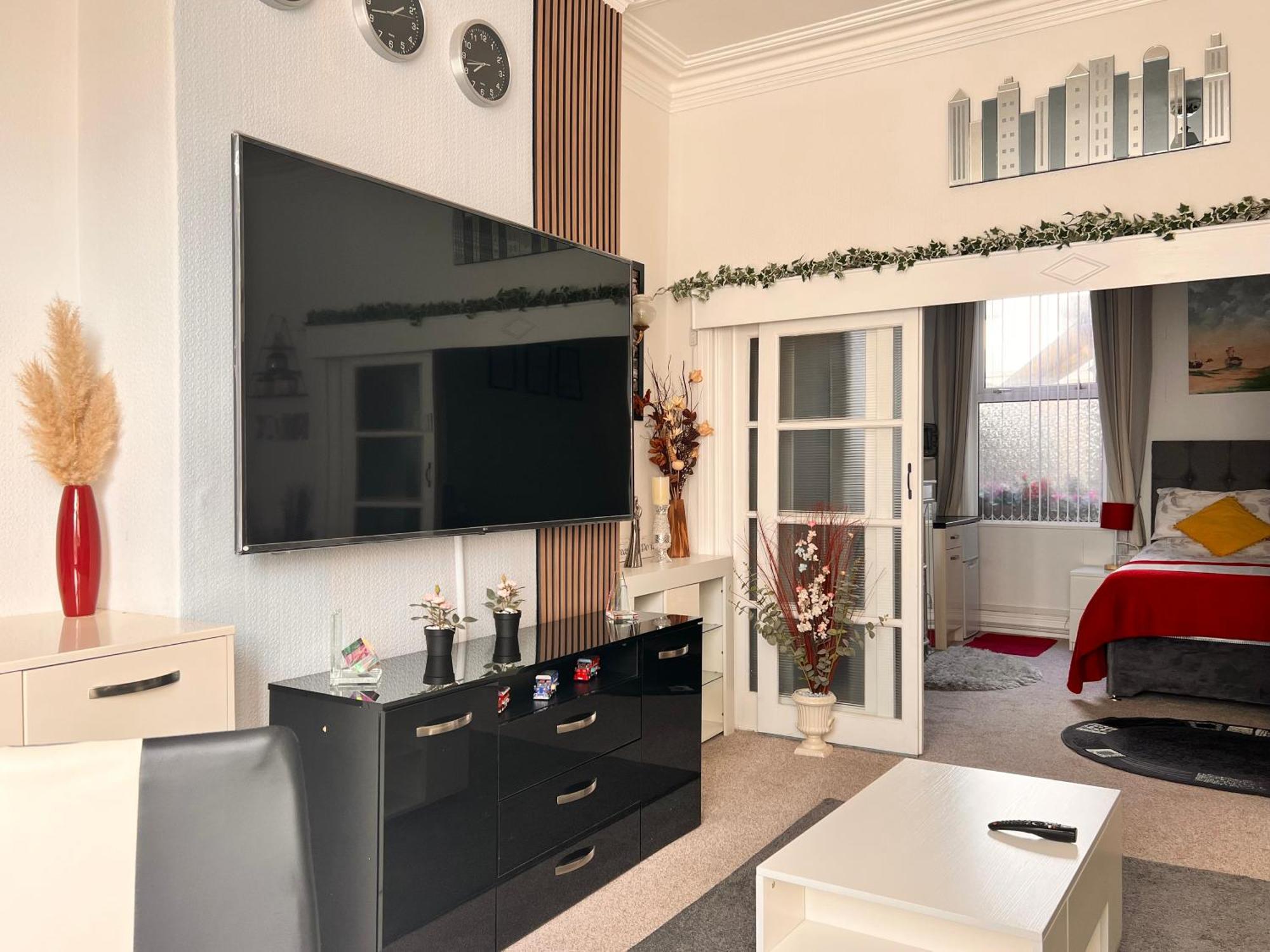 Victoria House - Self Catering Quiet Guesthouse - Adult Singles And Couples Only Блэкпул Экстерьер фото