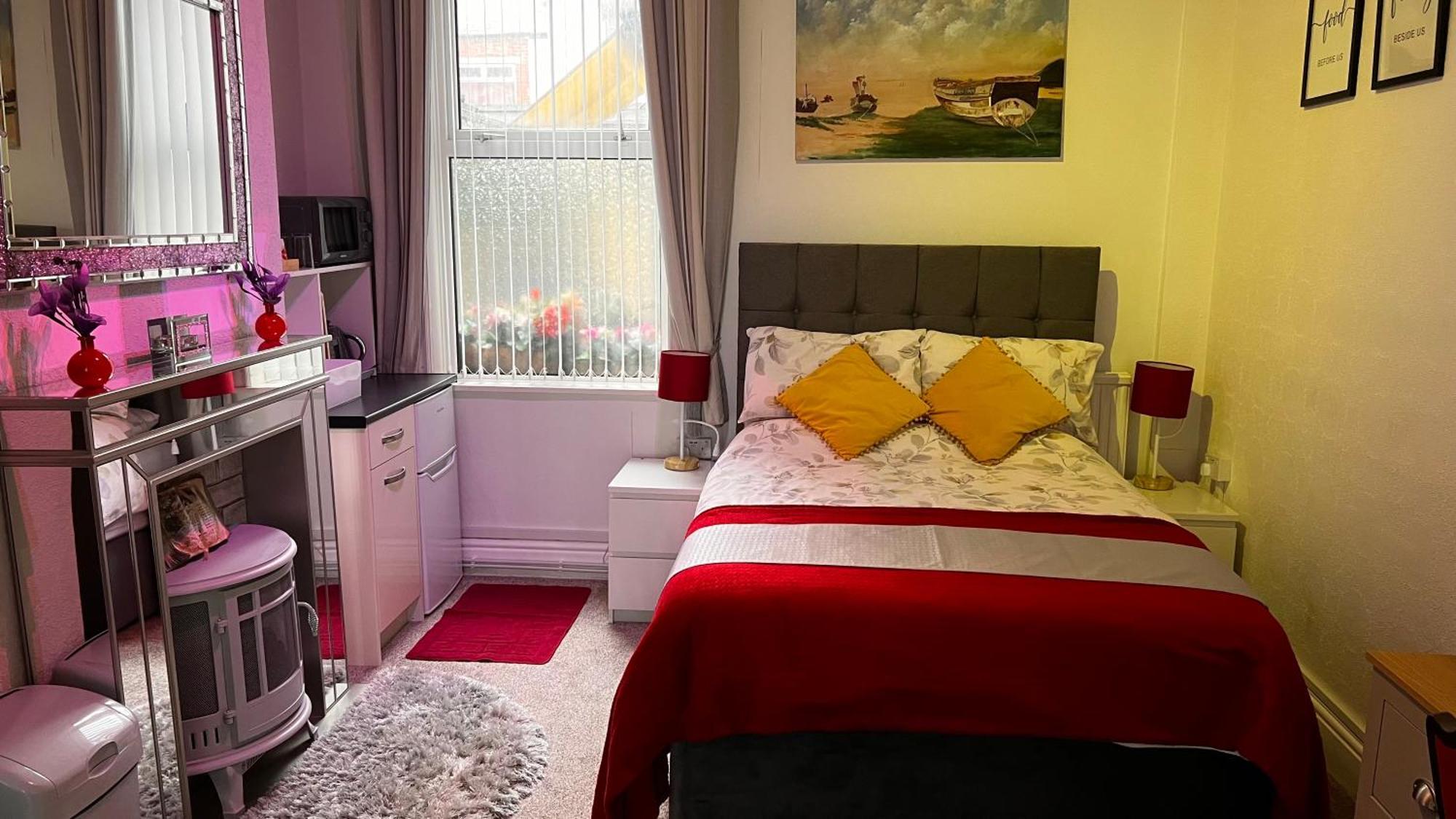 Victoria House - Self Catering Quiet Guesthouse - Adult Singles And Couples Only Блэкпул Экстерьер фото