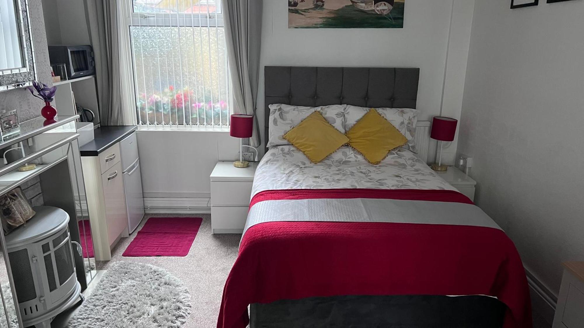 Victoria House - Self Catering Quiet Guesthouse - Adult Singles And Couples Only Блэкпул Экстерьер фото