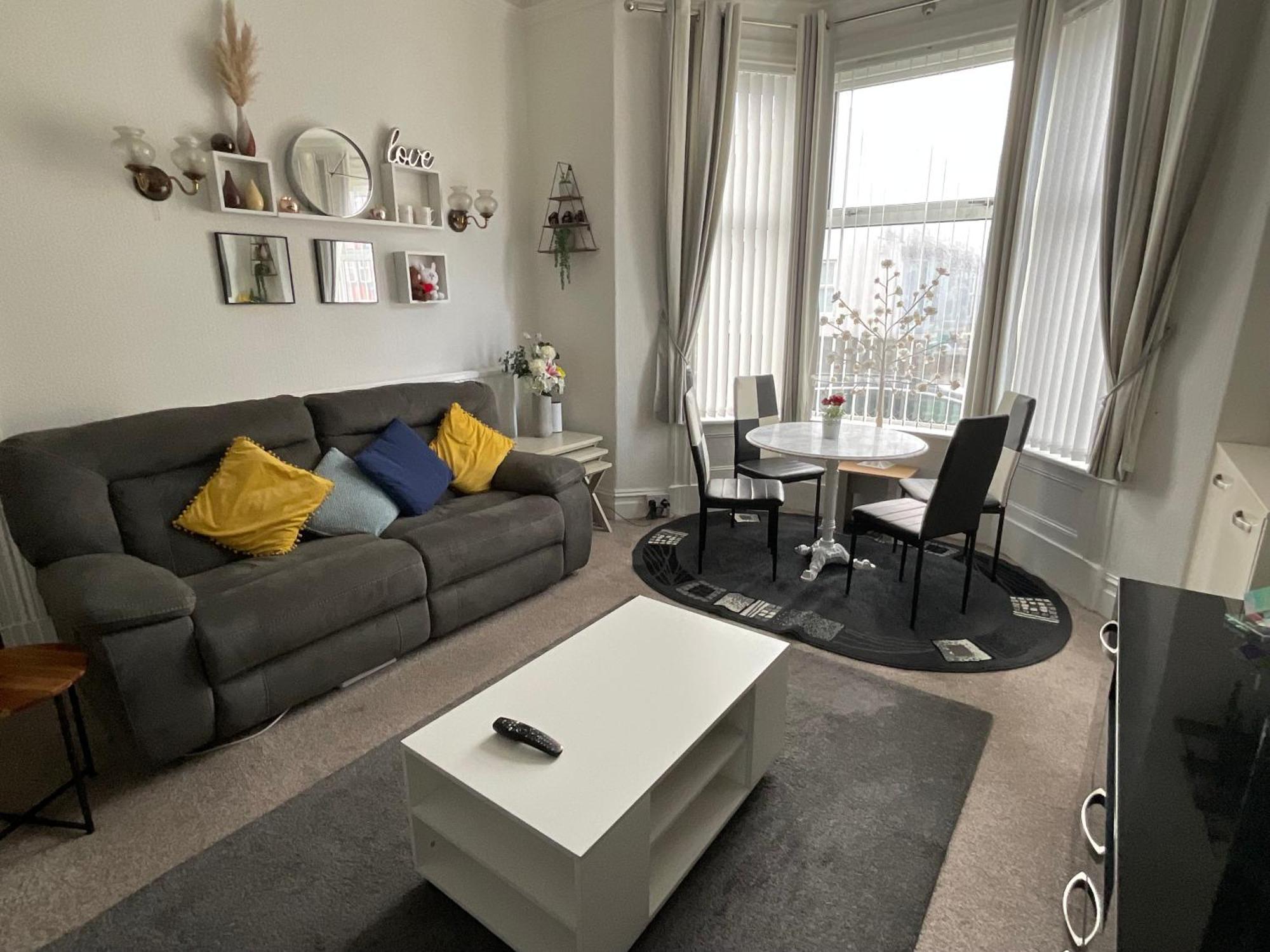 Victoria House - Self Catering Quiet Guesthouse - Adult Singles And Couples Only Блэкпул Экстерьер фото