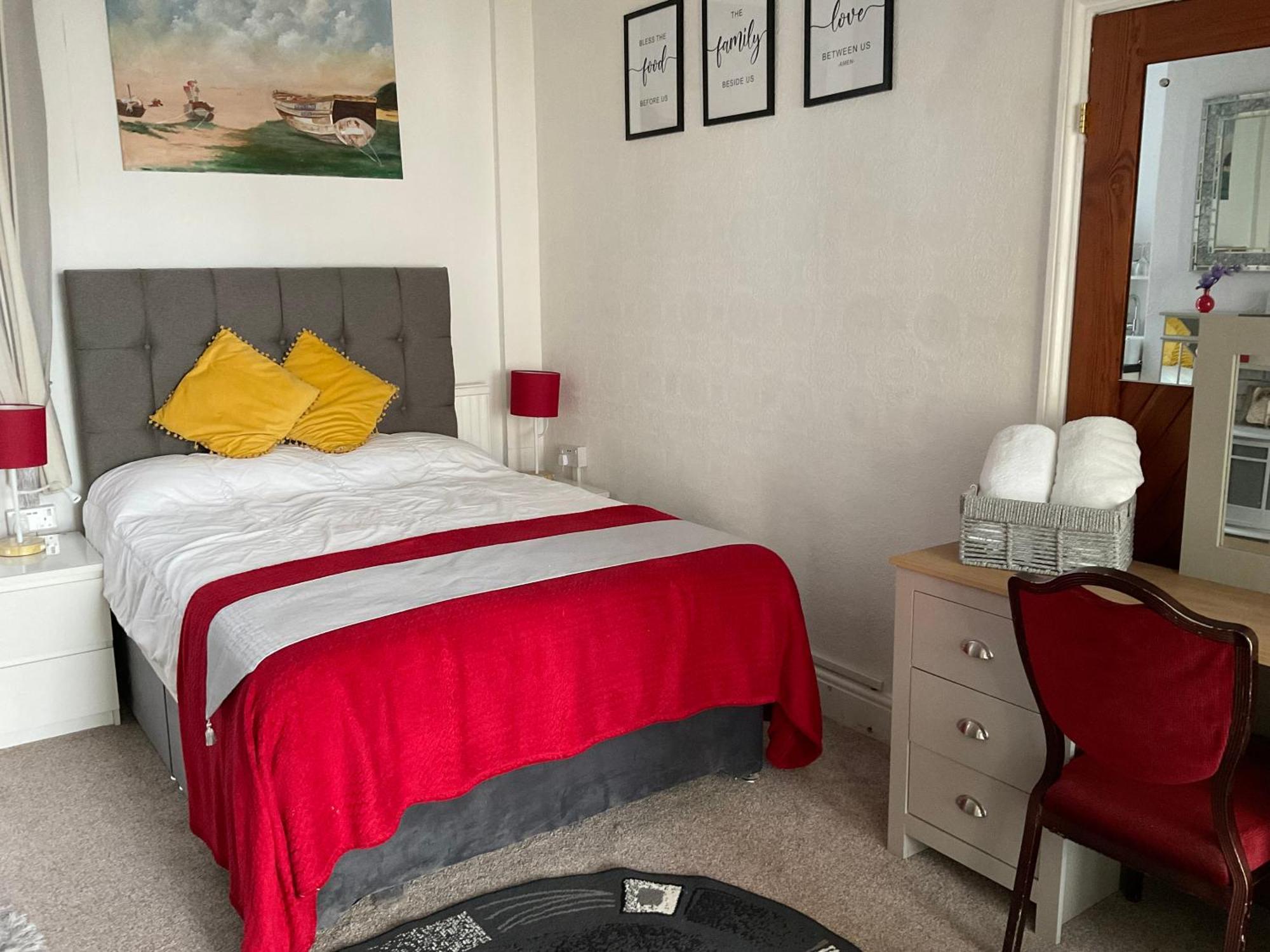 Victoria House - Self Catering Quiet Guesthouse - Adult Singles And Couples Only Блэкпул Экстерьер фото