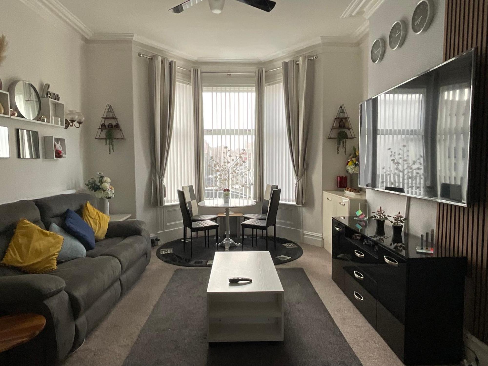 Victoria House - Self Catering Quiet Guesthouse - Adult Singles And Couples Only Блэкпул Экстерьер фото