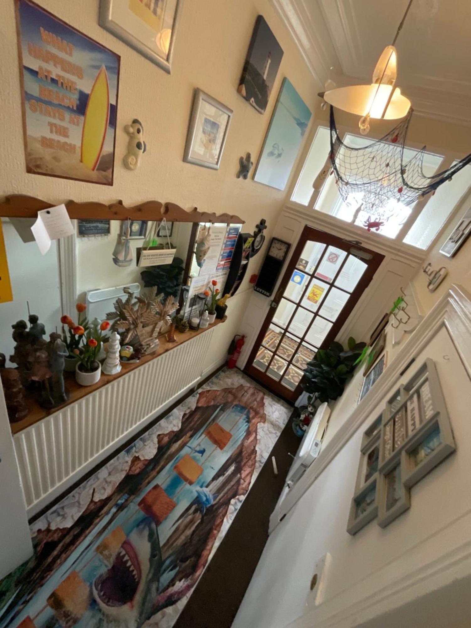 Victoria House - Self Catering Quiet Guesthouse - Adult Singles And Couples Only Блэкпул Экстерьер фото