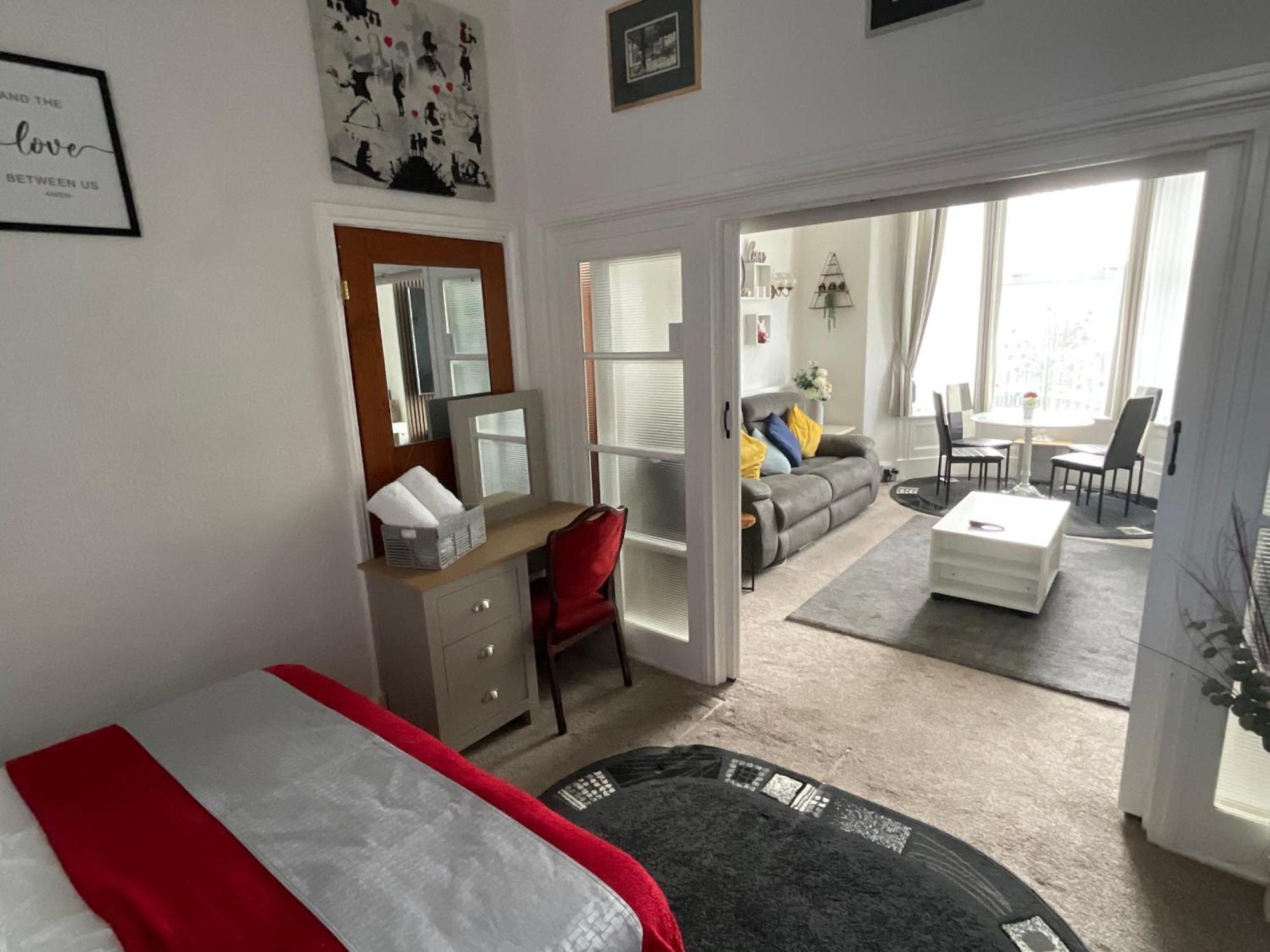 Victoria House - Self Catering Quiet Guesthouse - Adult Singles And Couples Only Блэкпул Экстерьер фото